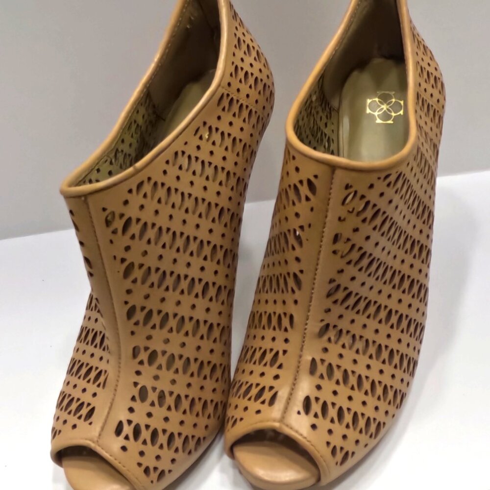 ANN TAYLOR BOOTIE HEELS 
WOMEN SIZE 7.5   
PEEP TOE
TAN PERFORATED STYLE